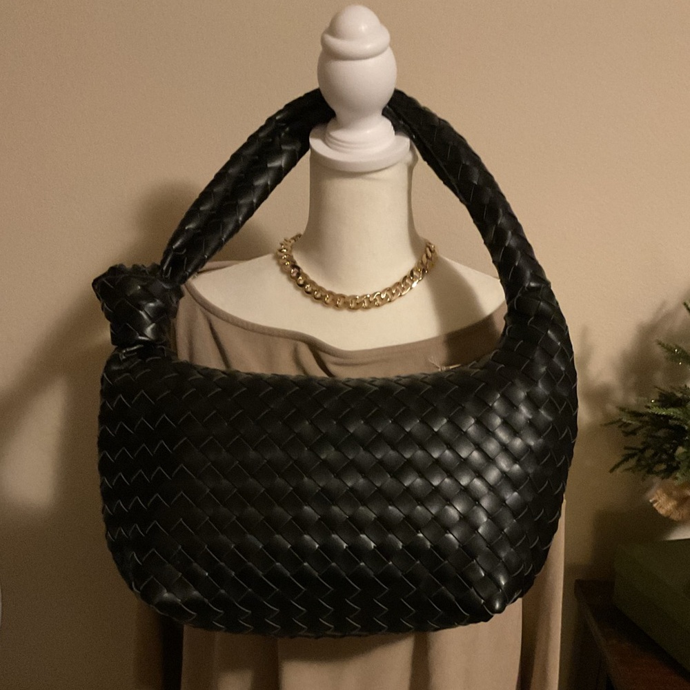 NWT A new day Shoulder bag with rounded shape and signature knot purse